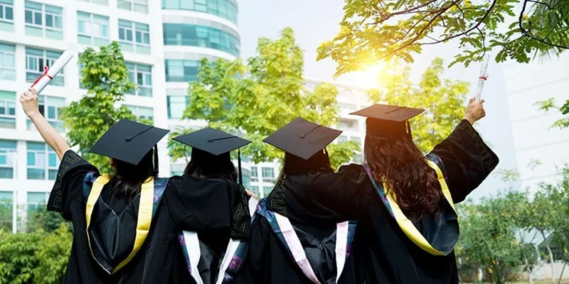 Đại học luôn là hướng đi an toàn nhất sau khi tốt nghiệp THPT.