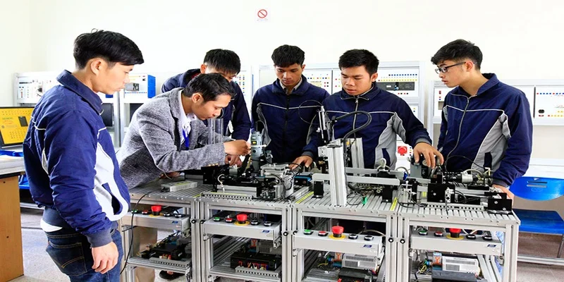 Việc học nghề có thể giúp tiết kiệm chi phí so với đại học.